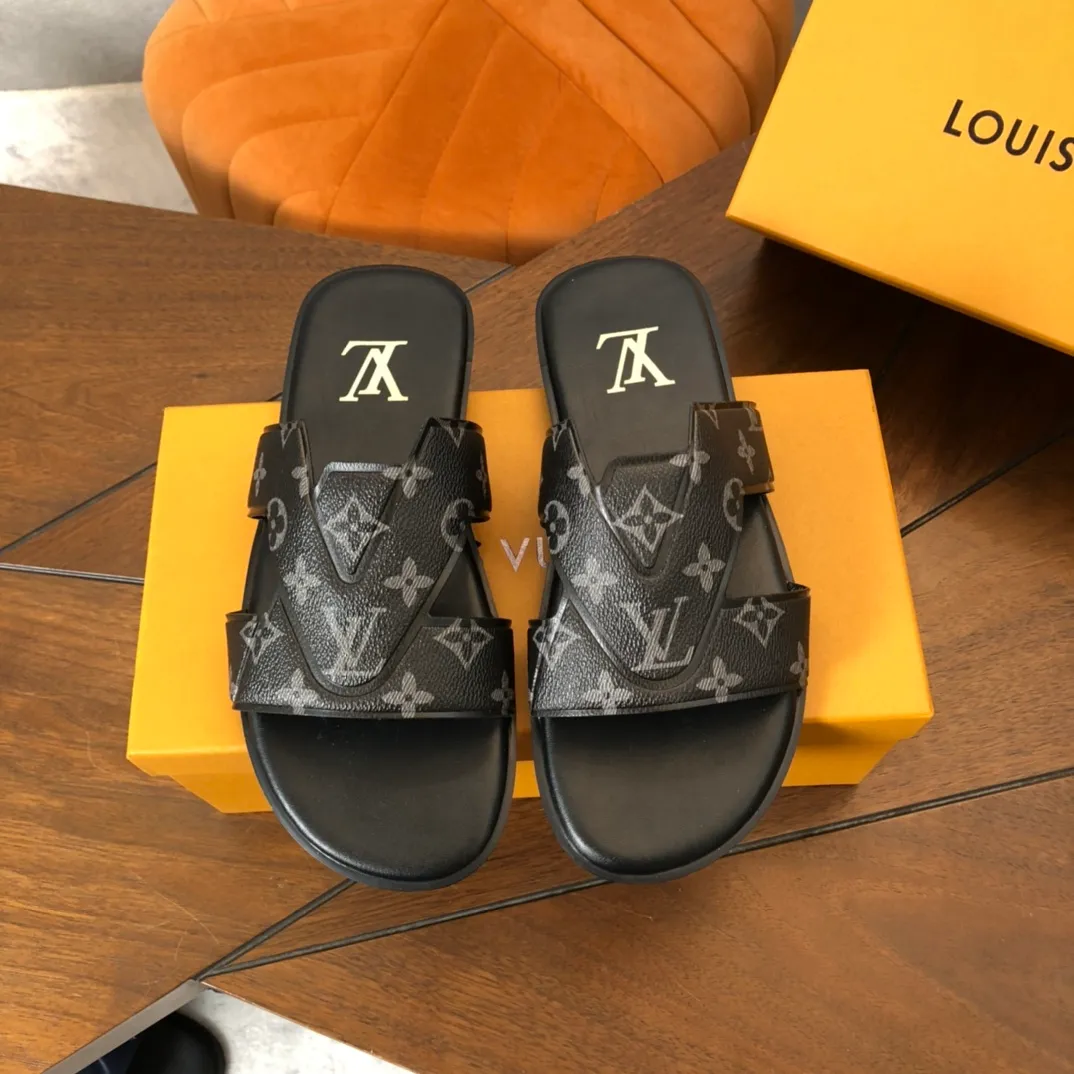 Factory price: 270💰LV counters are selling new brand luxury men's slippers, casual, loose and comfortable. The must-have model in the picture above [Happy][Happy], multiple colors available Size: 38-44, customized 45